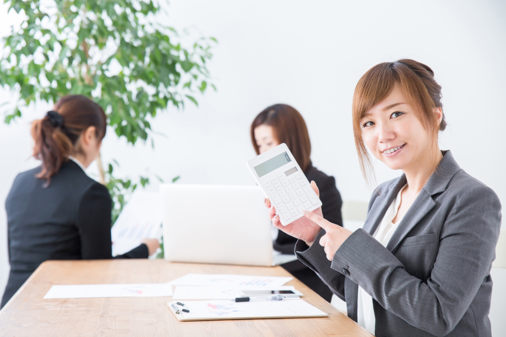 電卓を持つビジネスウーマン